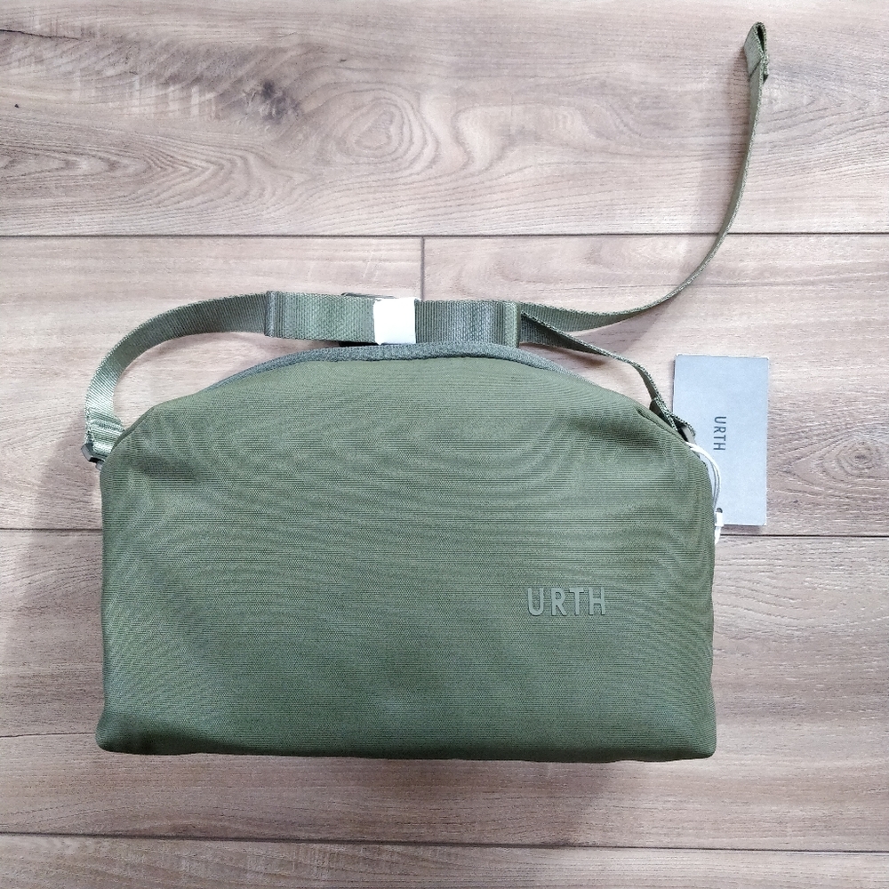Urth Dolomite Camera Sling 5.1 L NWT Moss Green